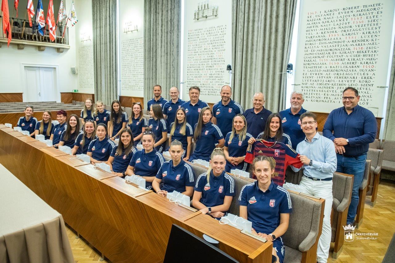 A MOL Fehérvár FC női bajnokcsapata tett látogatást a Városházán